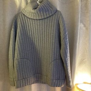 Gapfit quilted women’s turtleneck with pockets size small